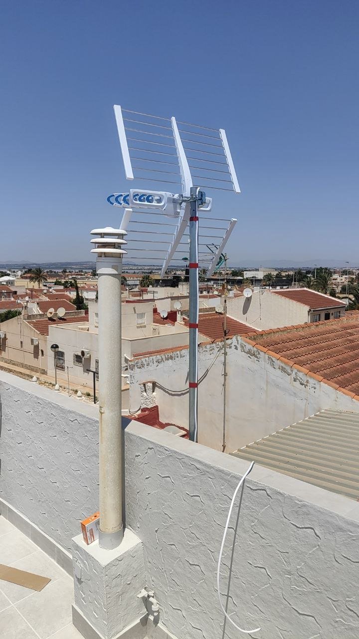Antena TDT blanca con amplificador en cubierta en Torrevieja