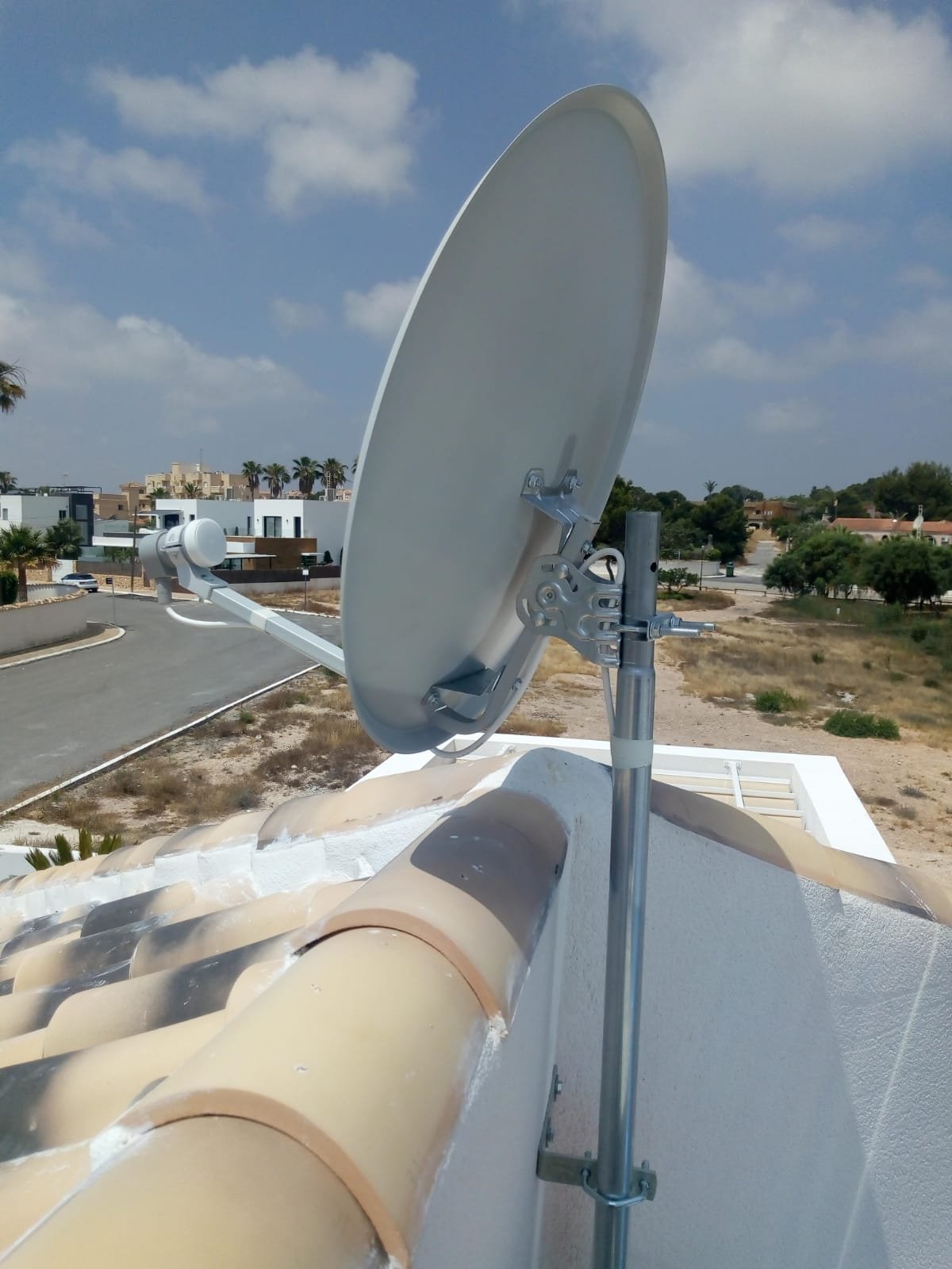 Detalle de antena parabólica nueva instalada sobre tejado