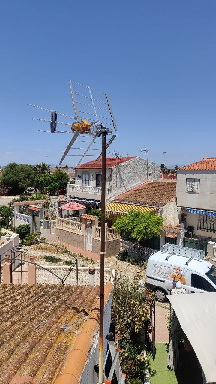 Instalación de antena TDT y furgoneta de servicio en Torrevieja