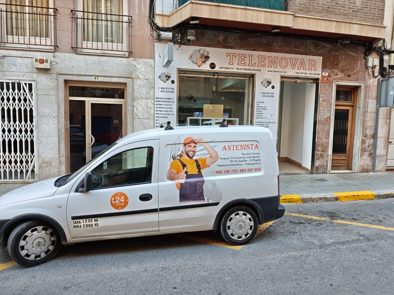 Fachada de Telenovar Telecomunicaciones y furgoneta de asistencia en Torrevieja