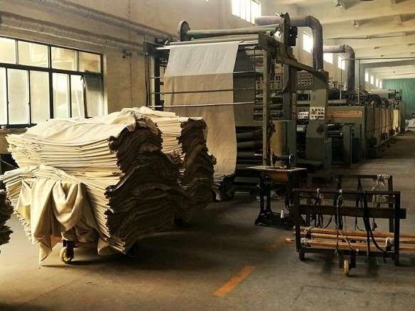Weaving loom producing horsehair interlining canvas in the Simai Textile mill