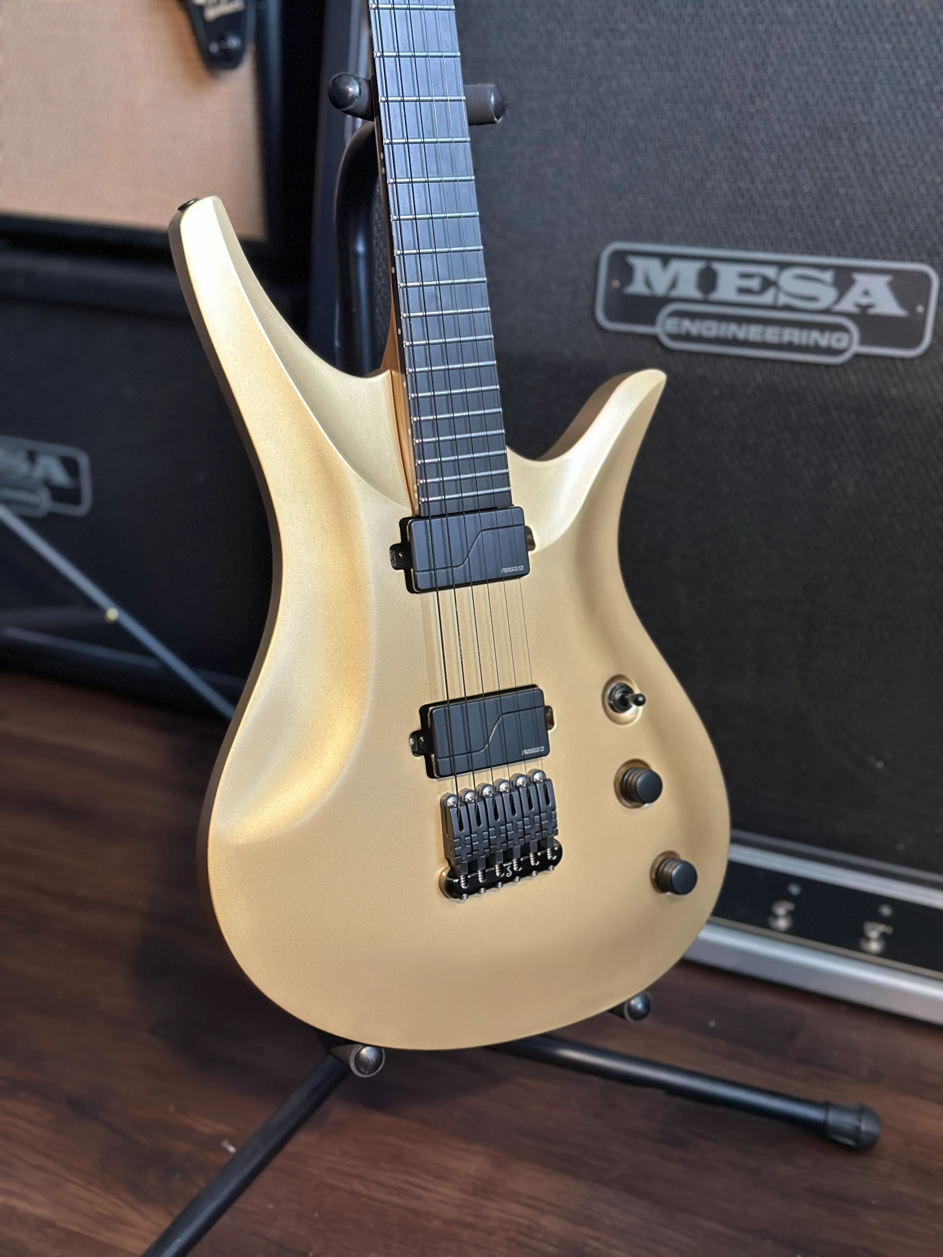 VIK DUALITY 6 “GOLDIE” - available ViK guitar view 4