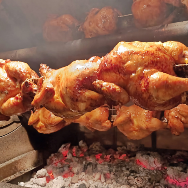 Proceso artesanal: pollo a la brasa al carbón