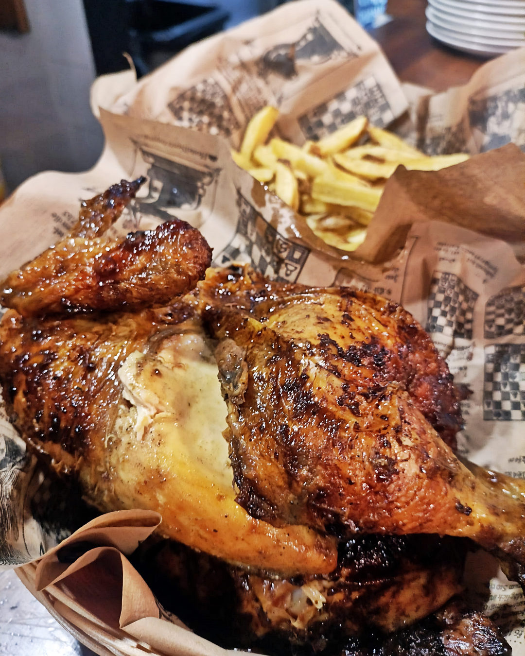 Pollo a la brasa servido con papas y salsas
