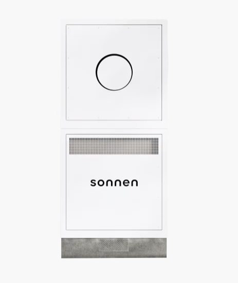 sonnen Pro FlexStack — sistema BESS bianco minimalista con logo sonnen, griglia di ventilazione e base grigia