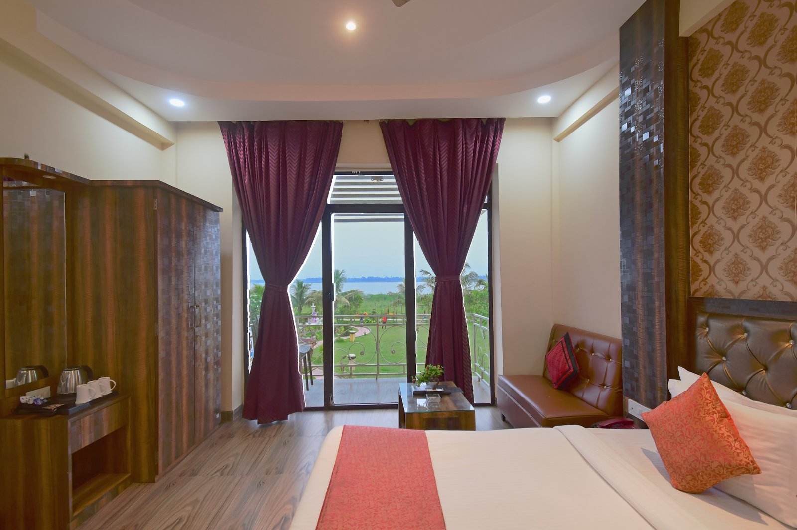 Additional comfortable single bed for a third guest