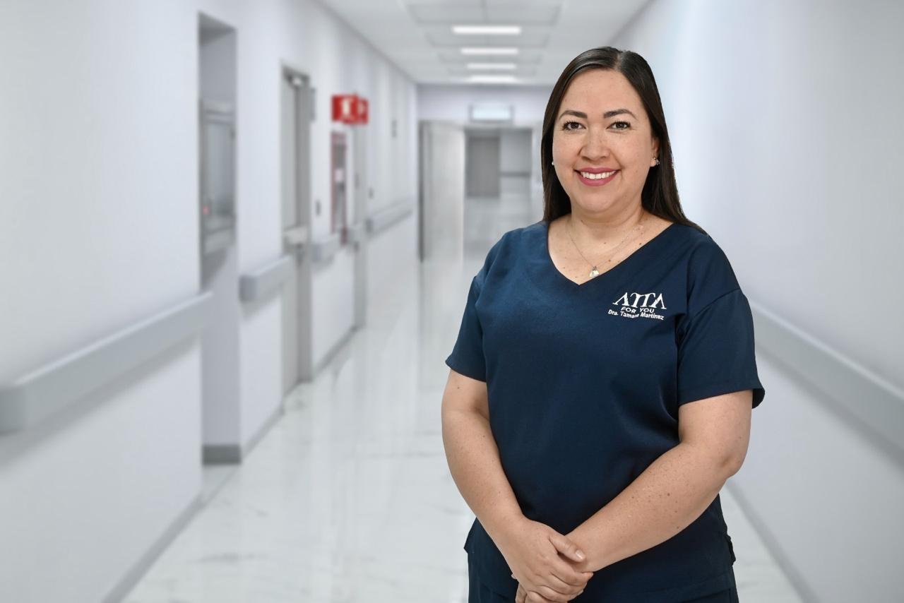 Dra. Tamara C. Muñoz Martínez en el pasillo del hospital, con uniforme de la técnica ATTA