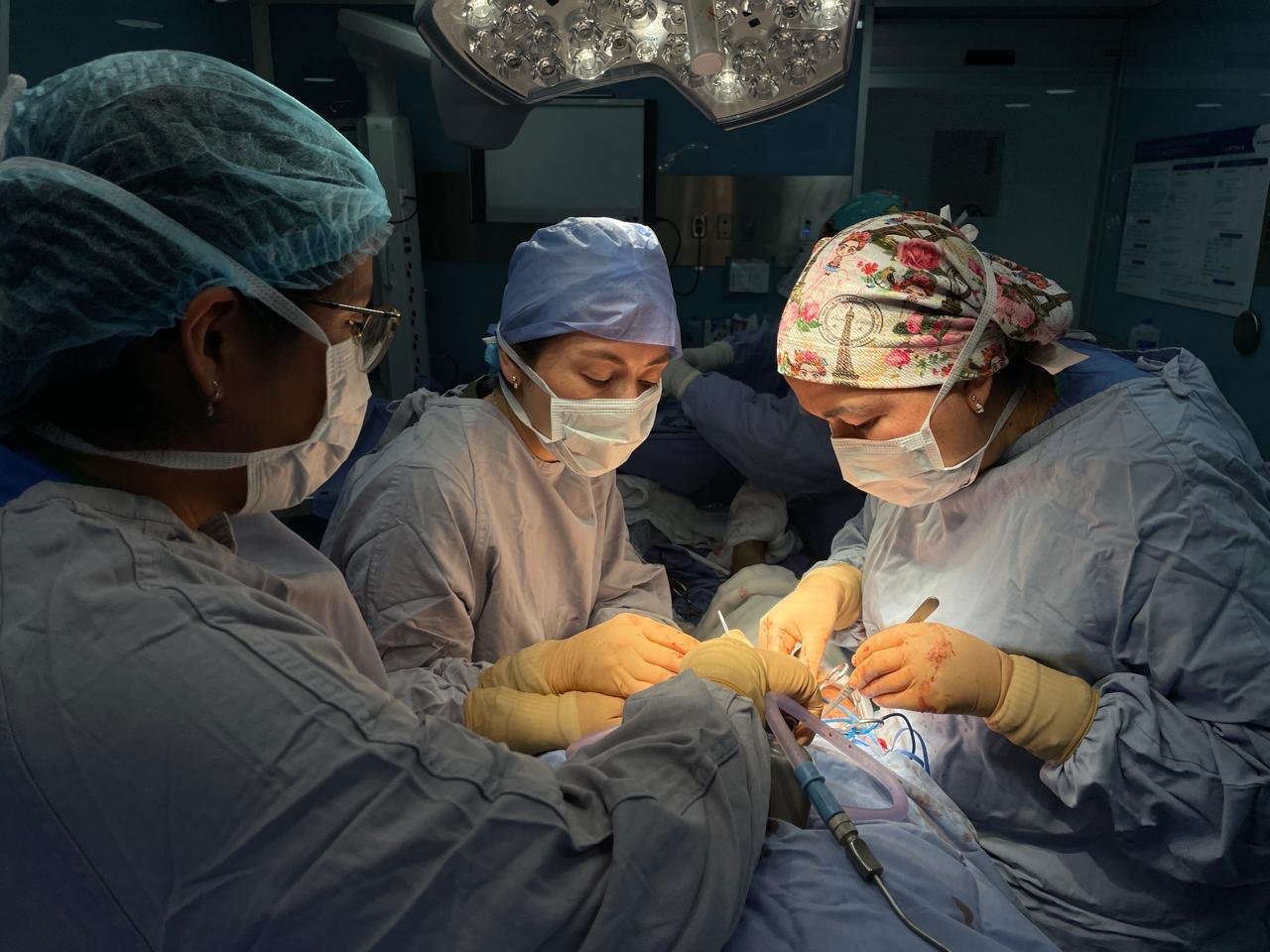 Equipo quirúrgico durante un procedimiento vascular en quirófano