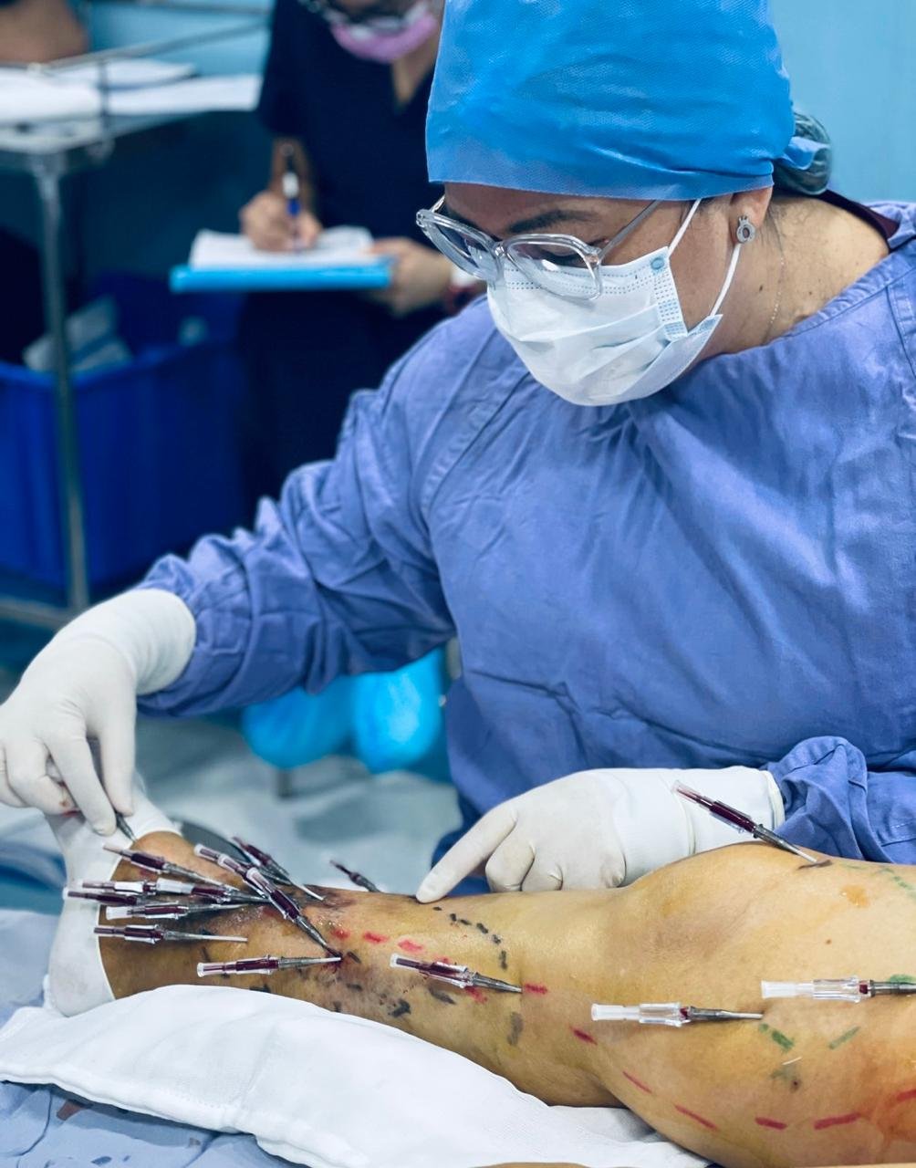 Dra. Tamara Muñoz durante un procedimiento vascular de mínima invasión en la pierna