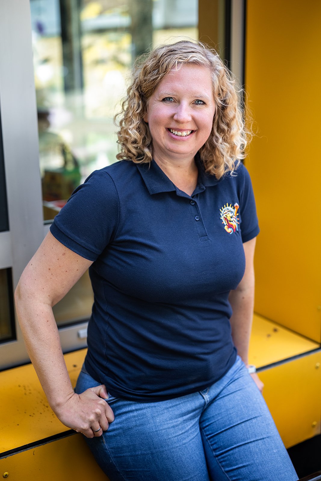 Trainerin von KINDERLÖWEN – Portrait mit Logo-Polo