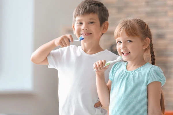Criança escovando os dentes