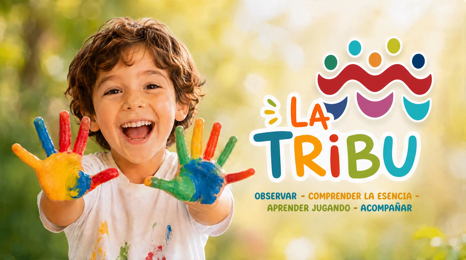 Niño sonriente con las manos pintadas y logo de La Tribu: Aprender, Compartir, Crecer