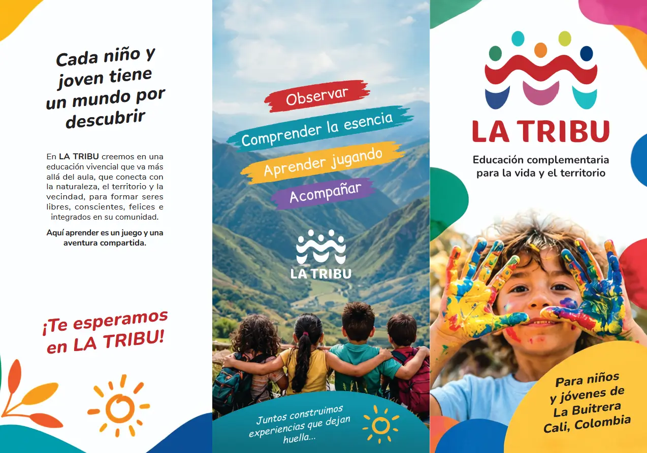 Folleto La Tribu, cara frontal: logo, niño con las manos pintadas, niños mirando el paisaje de montaña y los pilares Observar, Comprender la esencia, Aprender jugando y Acompañar