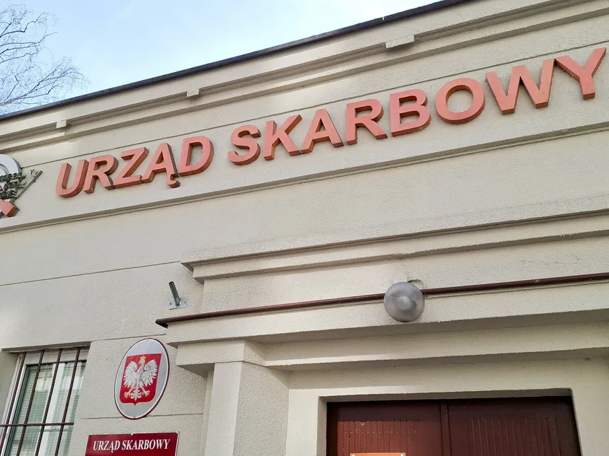 Nowoczesny budynek Urzędu Skarbowego z przeszkloną fasadą