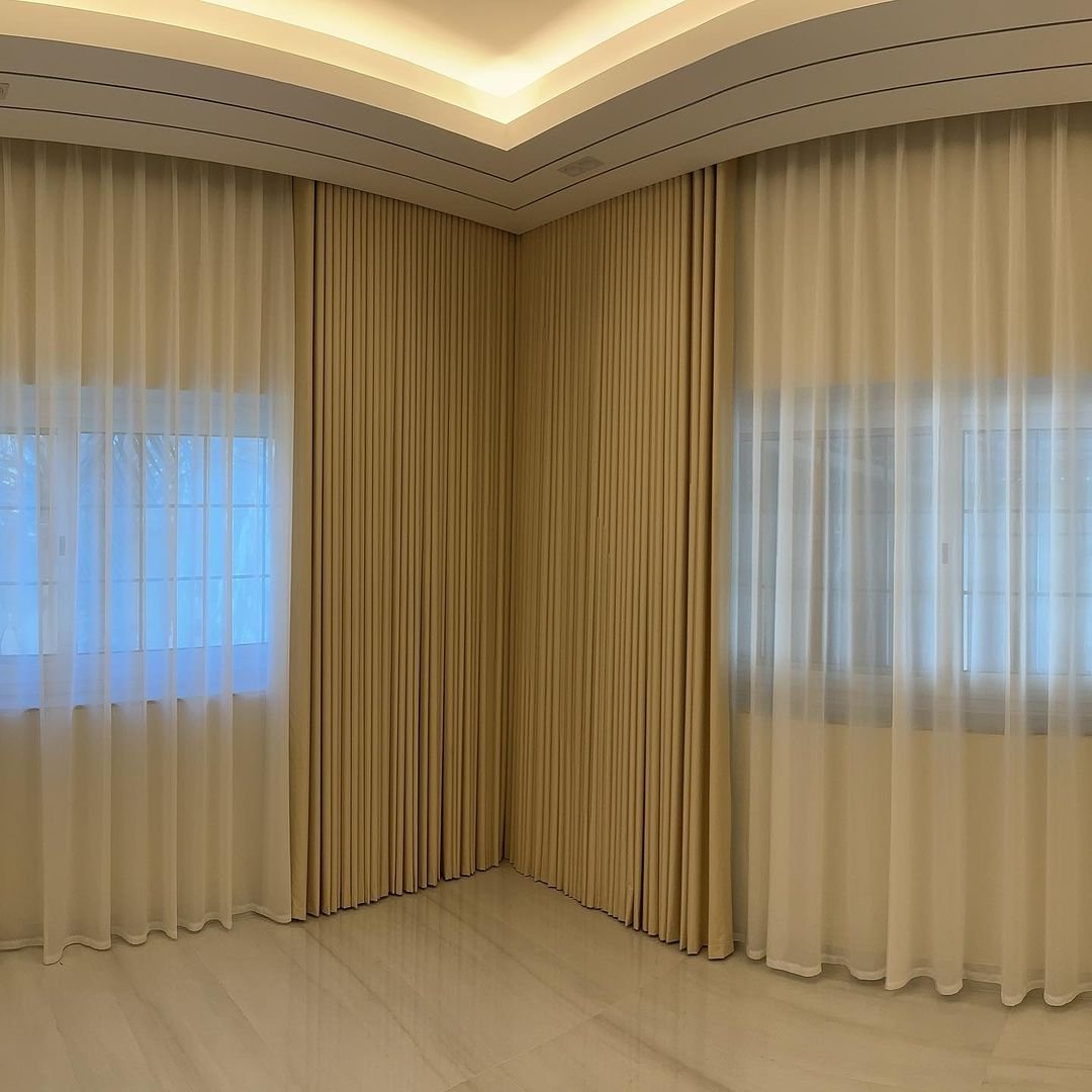 ستائر ويفي وشتر نوافذ بتصميم عصري في منزل
