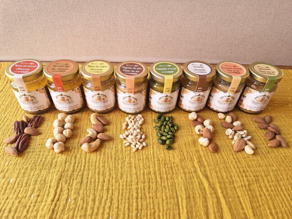 Praliné artisanal à tartiner — fruits à coque torréfiés et caramélisés, pâte onctueuse visible à la cuillère
