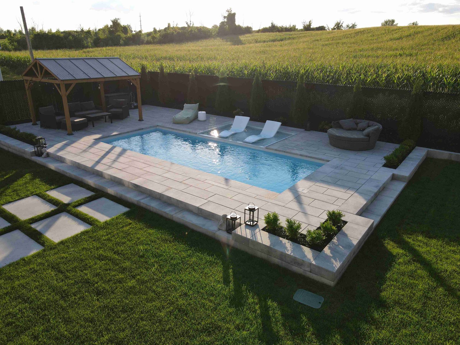 Piscine fibre de verre 12x27 — Gris — réalisation Piscine Riviera