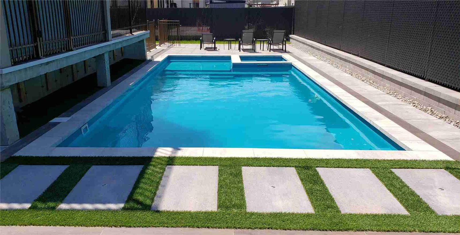 Piscine fibre de verre 14x31 — Aqua — réalisation Piscine Riviera