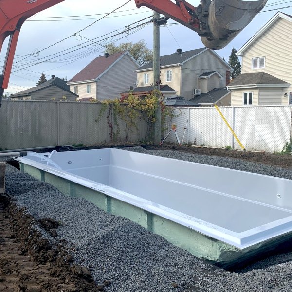 Installation d'une coque de piscine en fibre de verre avec grue