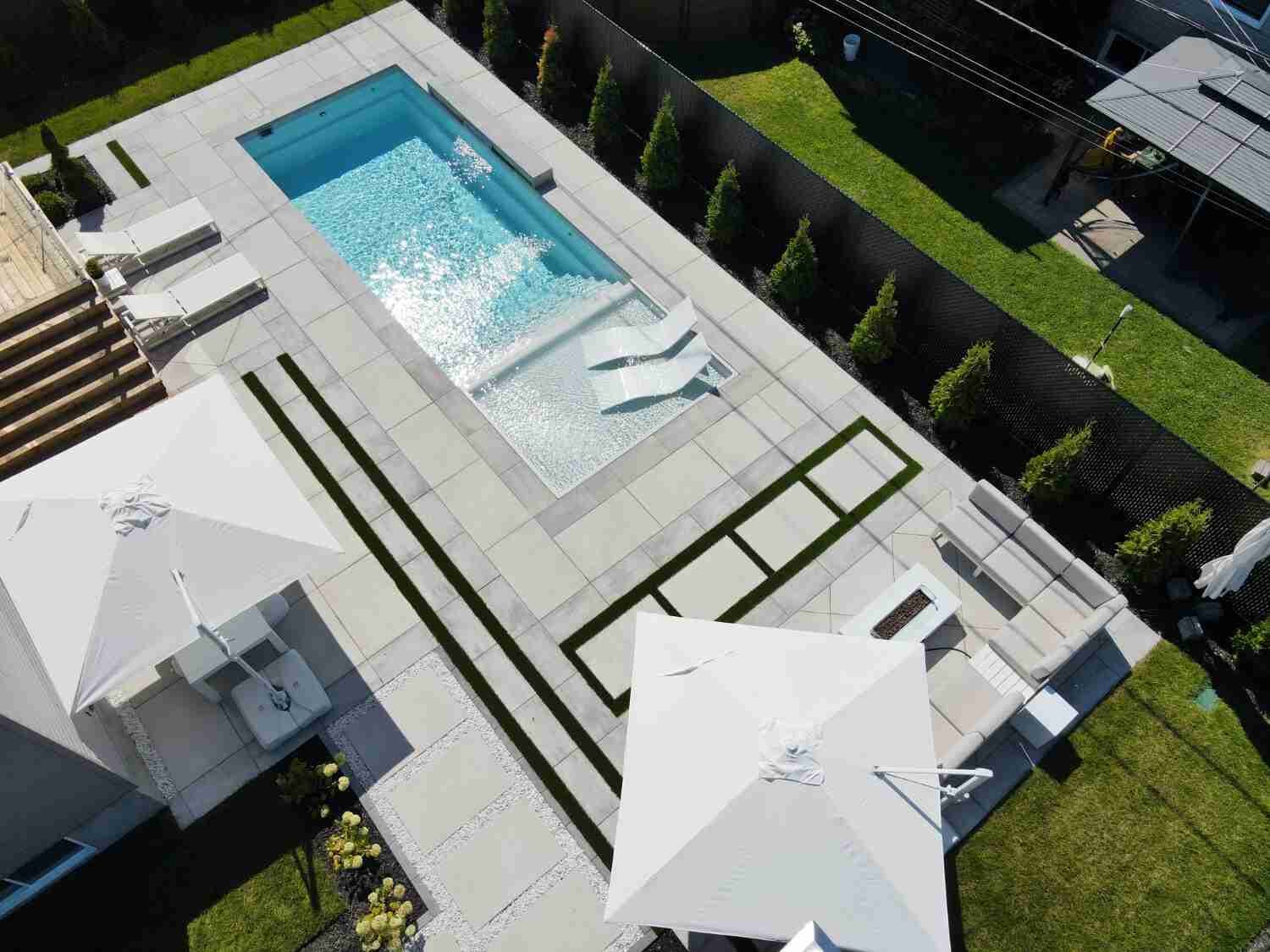 Piscine fibre de verre 12x32 — Gris — réalisation Piscine Riviera