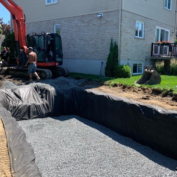 Processus d'installation de piscine en fibre de verre avec excavation et préparation du terrain