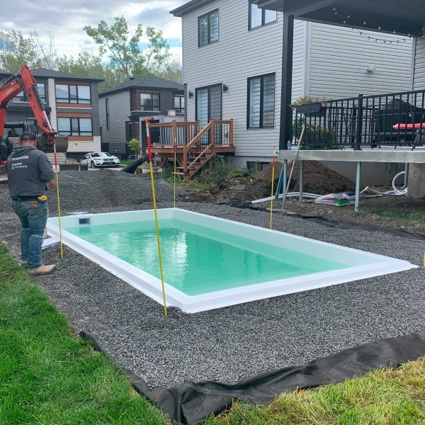 Installation de piscine en fibre de verre