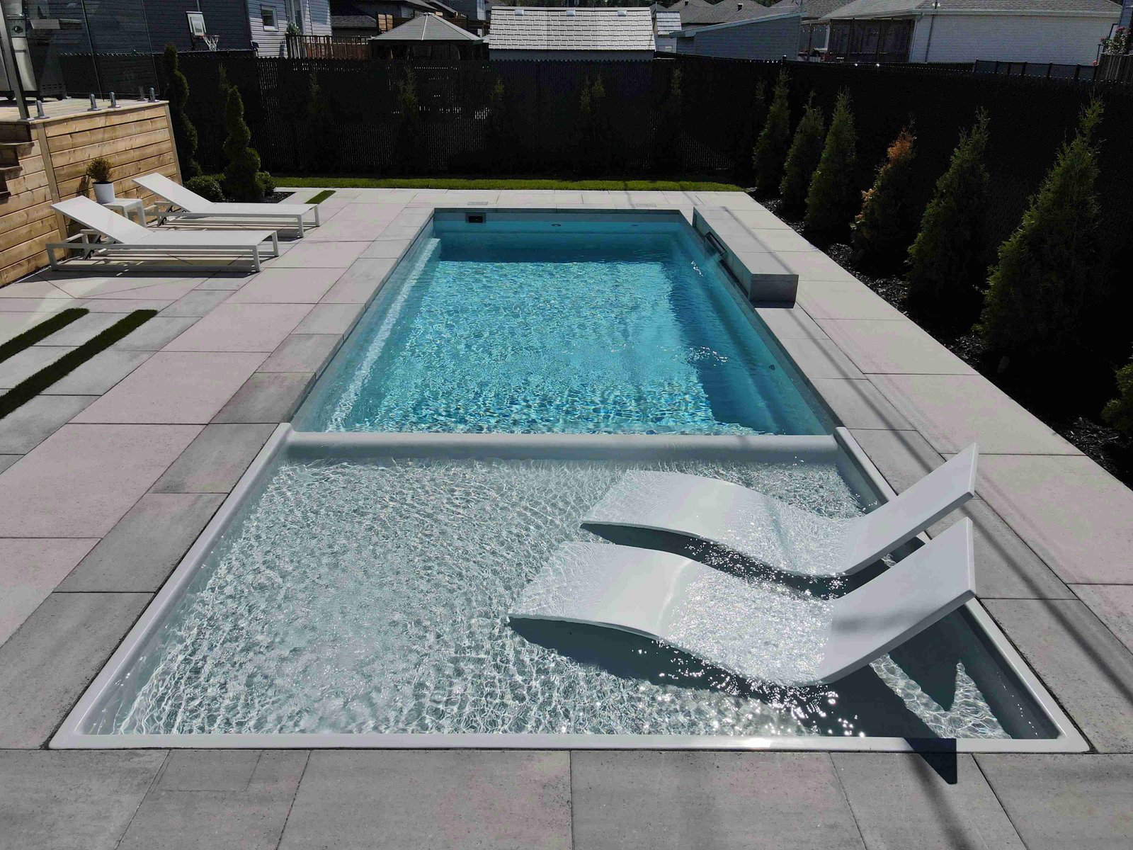 Piscine creusée moderne installée à Laval