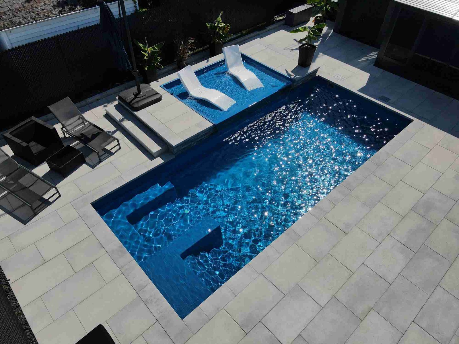 Piscine fibre de verre 12x28 — Bleu Pacifique — aménagement paysager — clôture — réalisation Piscine Riviera