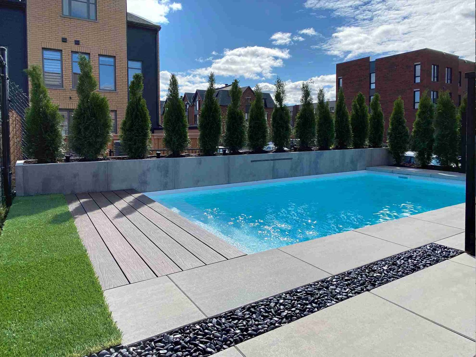 Piscine fibre de verre 11x19 — Blanc — aménagement paysager — réalisation Piscine Riviera