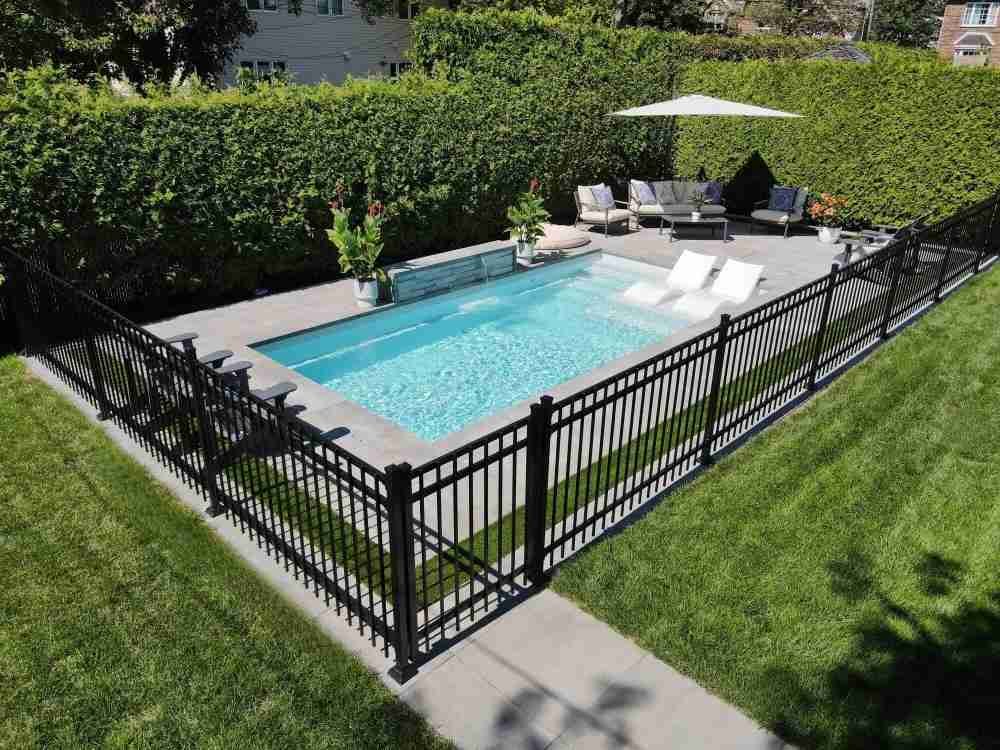 Piscine fibre de verre 12x24 — Gris — aménagement paysager — clôture — réalisation Piscine Riviera