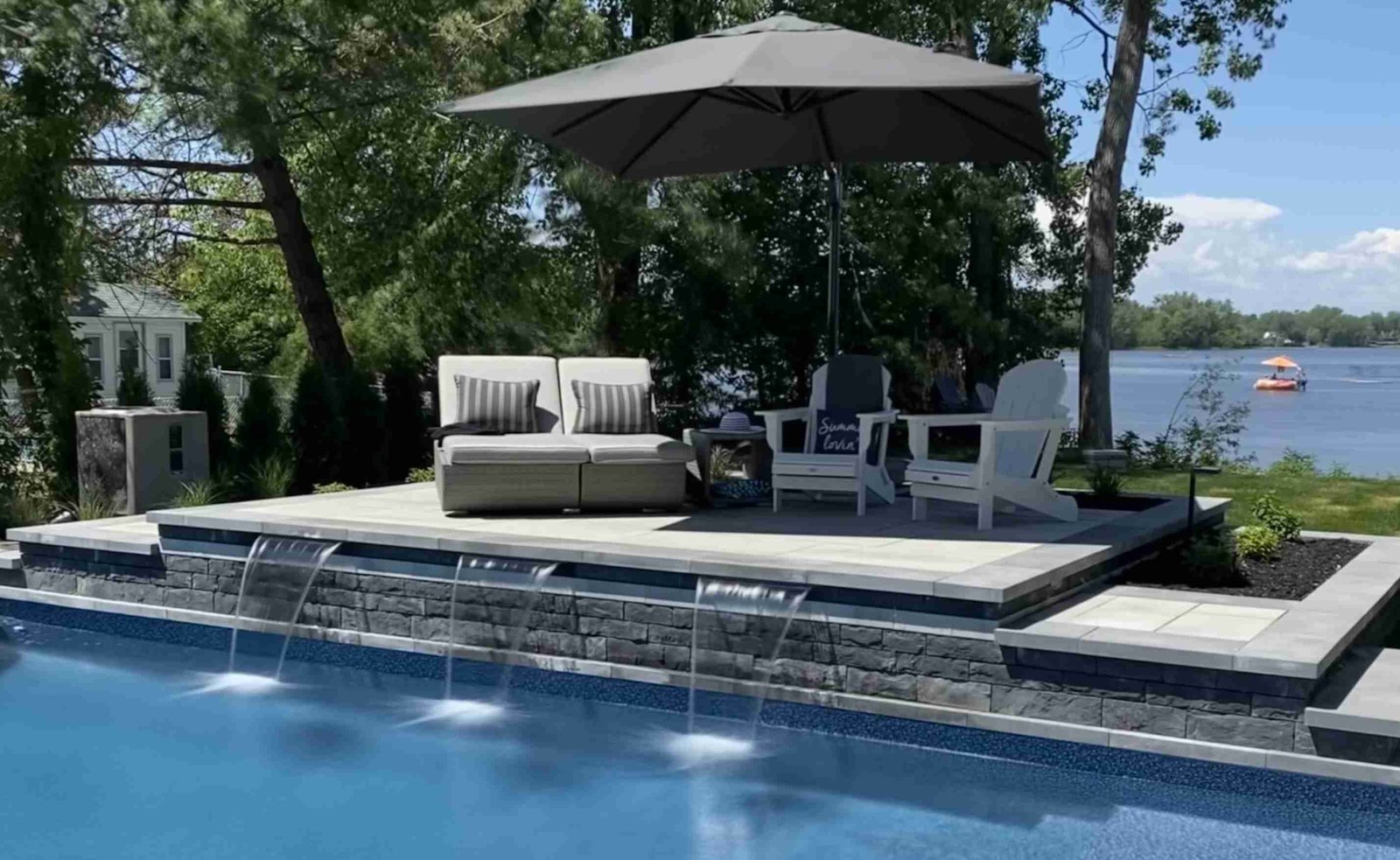 Aménagement paysager avec cascade — réalisation Piscine Riviera