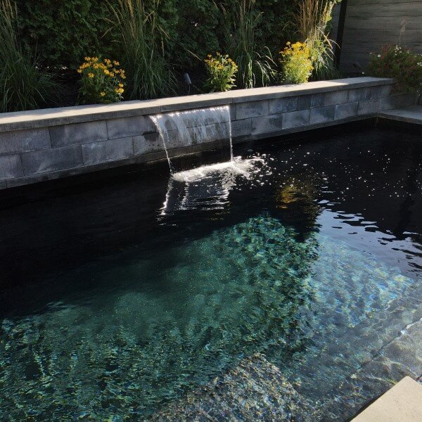 Piscine avec débordement intégré et cascade d'eau turquoise
