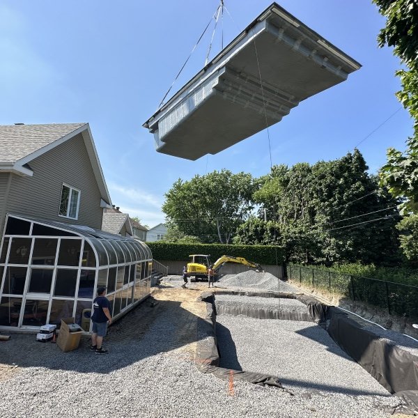 Portail à fermeture automatique et verrouillage conforme aux normes de sécurité de piscine à Laval