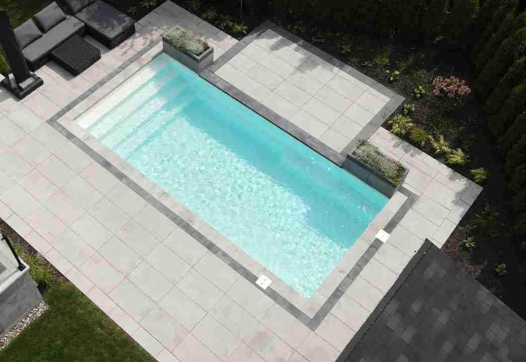 Piscine fibre de verre 13x27 — Blanc — aménagement paysager — réalisation Piscine Riviera