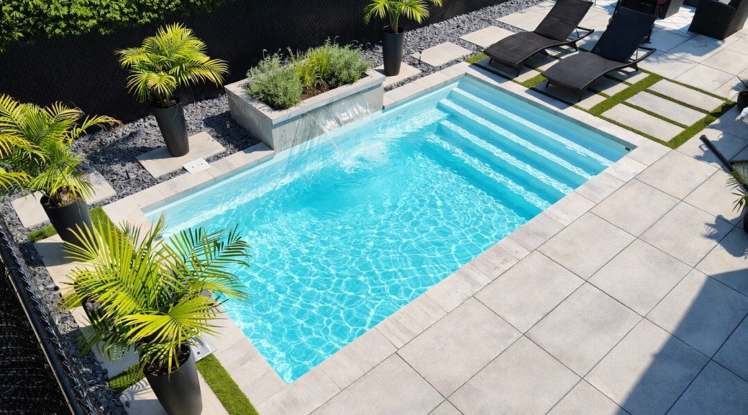 Piscine aménagée avec chaises longues et paysagisme pour détente et lifestyle