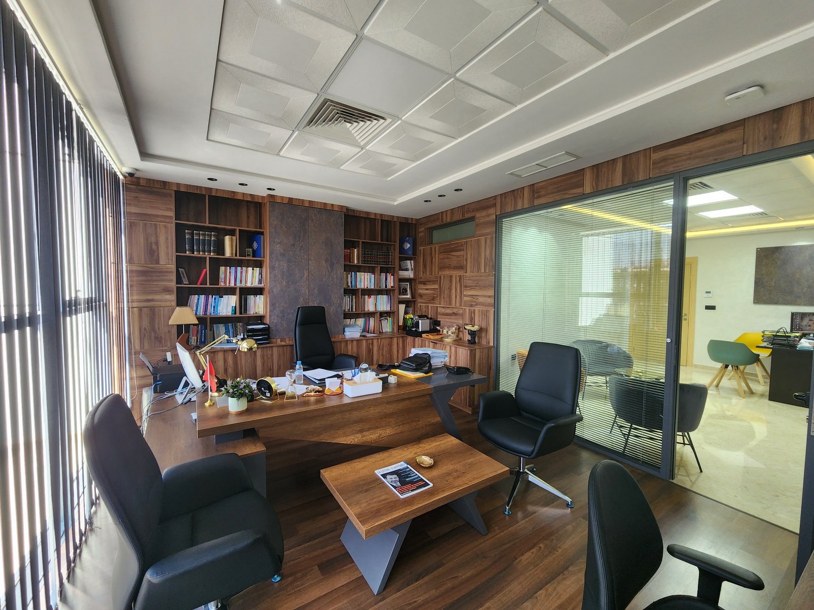 Bureau principal du cabinet, boiseries et bibliothèque juridique