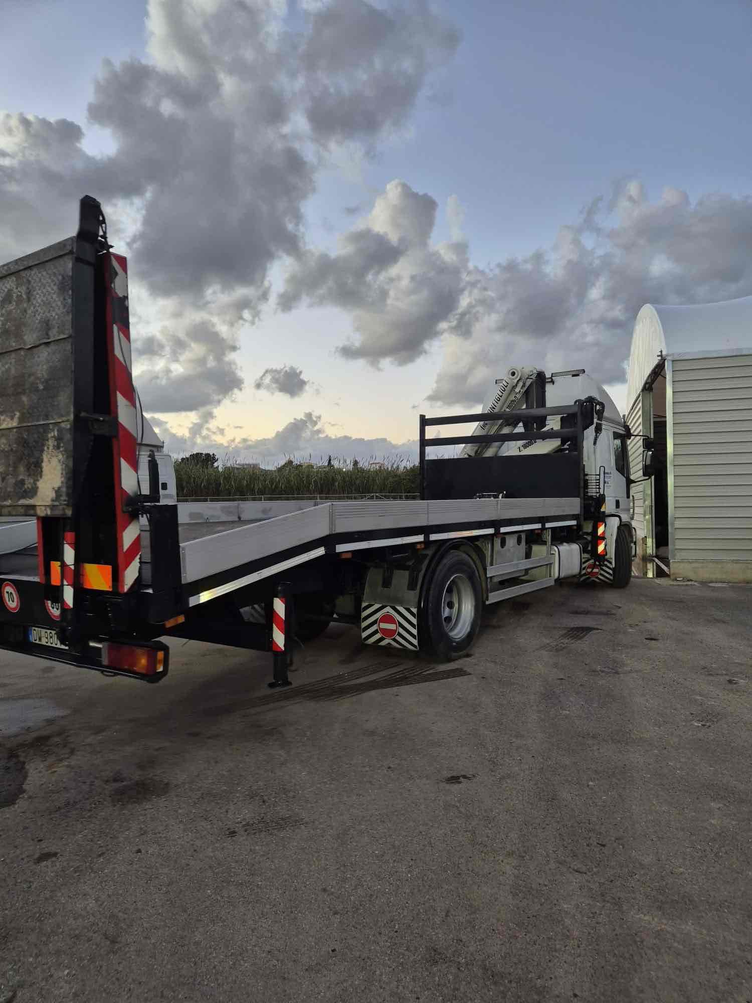 Thumbnail: Camion con pianale e gru