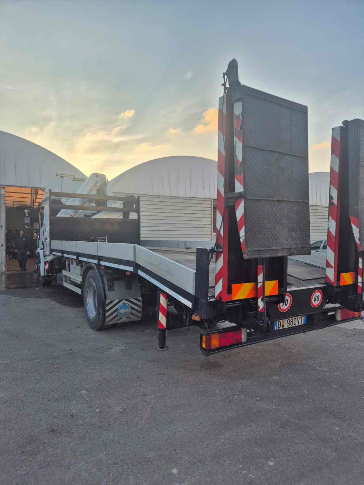 Thumbnail: Camion con cassone ribaltabile