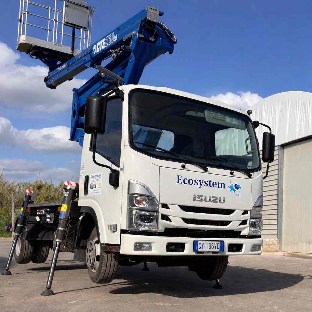 Thumbnail: Camion bianco Ecosystem Isuzu con gru blu