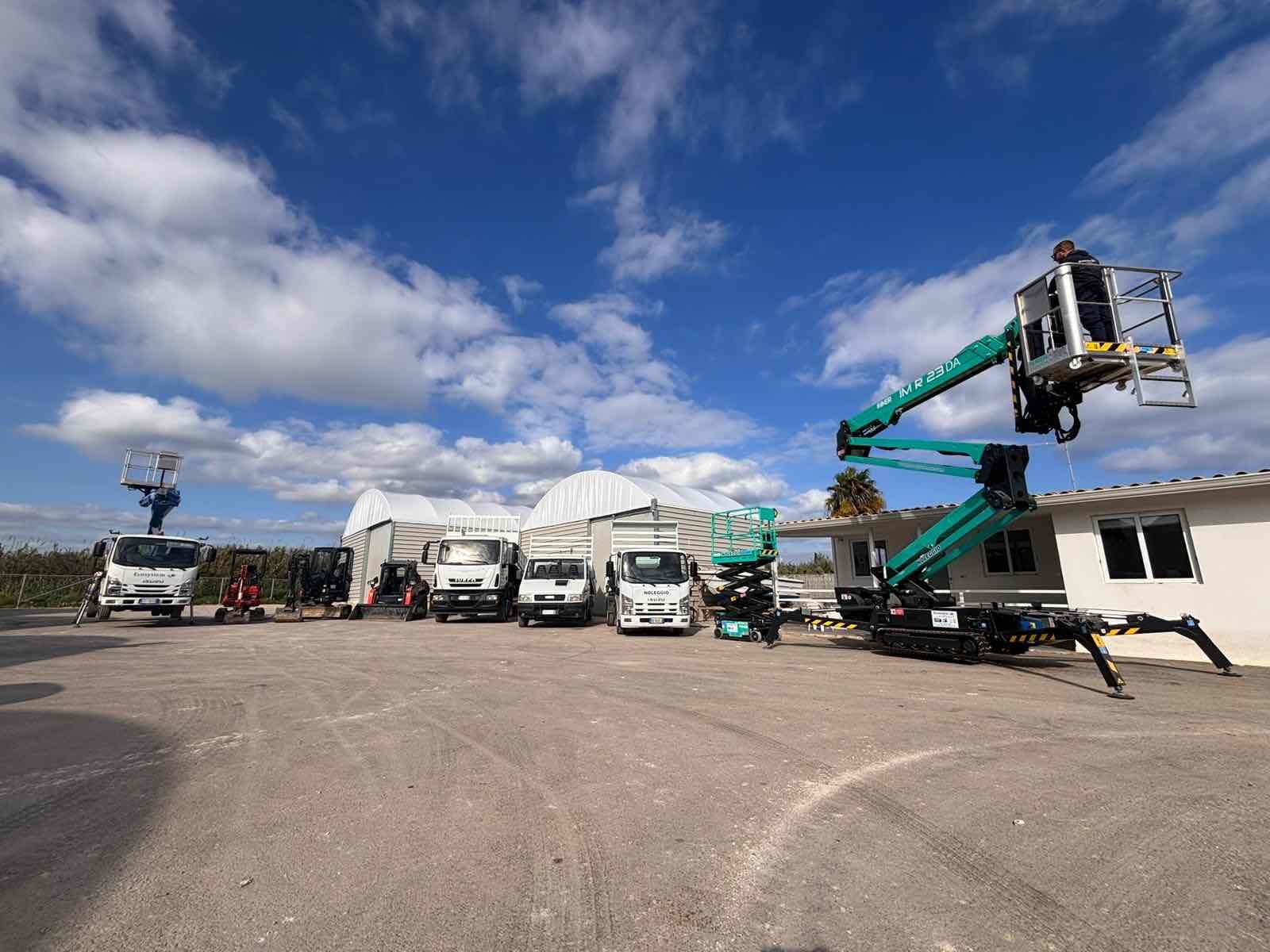 Thumbnail: Cantiere con camion bianchi e piattaforma aerea verde