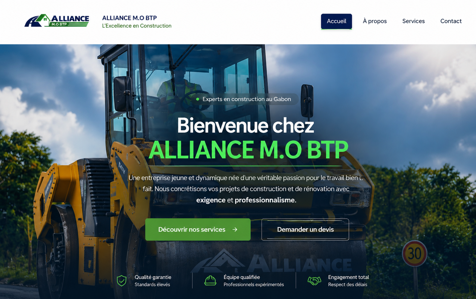 Screenshot du site ALLIANCE M.O BTP montrant la page d'accueil avec logo (montagne verte et bleue), hero section avec engins de construction (pelleteuse jaune), texte "Bienvenue chez ALLIANCE M.O BTP" en vert, et boutons d'action