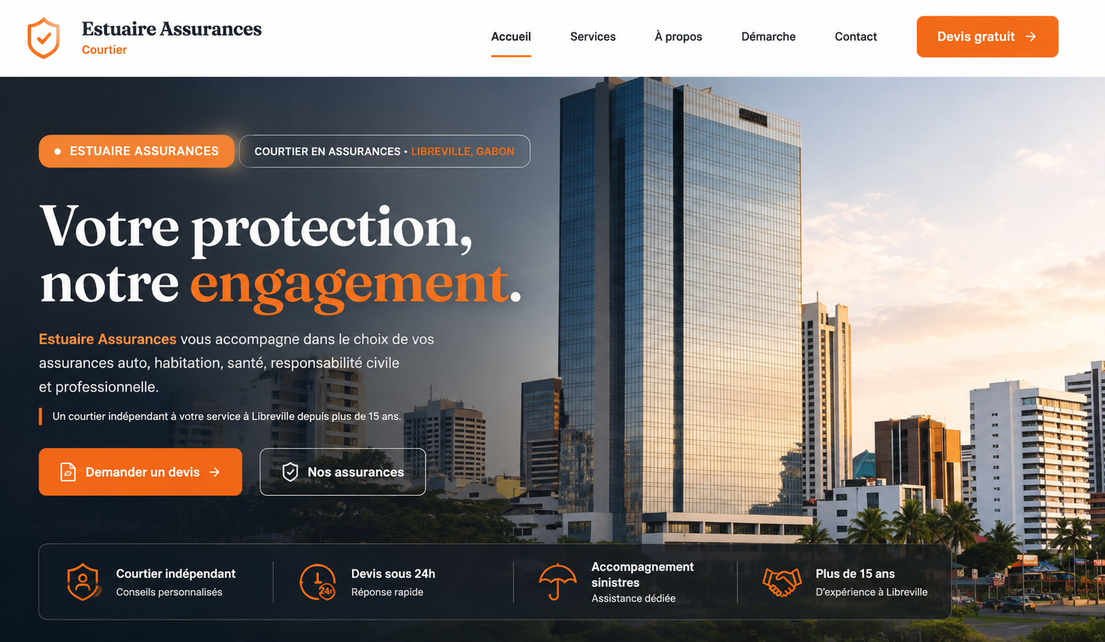 Screenshot du site Estuaire Assurances montrant le logo "Estuaire Assurances - Courtier" avec un bouclier orange et blanc, hero section avec immeuble moderne à Libreville en arrière-plan, titre "Votre protection, notre engagement", et présentation des services d'assurance auto, habitation, santé, responsabilité civile et professionnelle