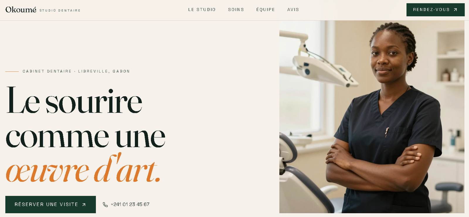 Screenshot du site Cabinet Dentaire Okoumé montrant le logo "Okoumé - STUDIO DENTAIRE" et une dentiste professionnelle dans un cabinet dentaire moderne à Libreville, Gabon, avec équipements dentaires modernes et intérieur élégant