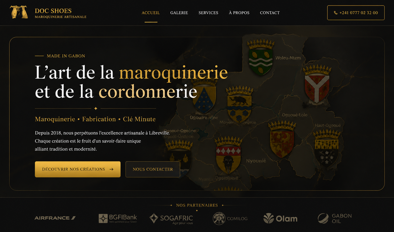 Screenshot du site CORDONNERIE DOC SHOES montrant la page d'accueil avec logo (DOC SHOES en doré), hero section avec fond noir et carte du Gabon avec blasons, texte "L'art de la maroquinerie et de la cordonnerie" en blanc et doré, tagline "Maroquinerie • Fabrication • Clé Minute - Depuis 2018, nous perpétuons l'excellence artisanale à Libreville", et boutons "DÉCOUVRIR NOS CRÉATIONS" et "NOUS CONTACTER"