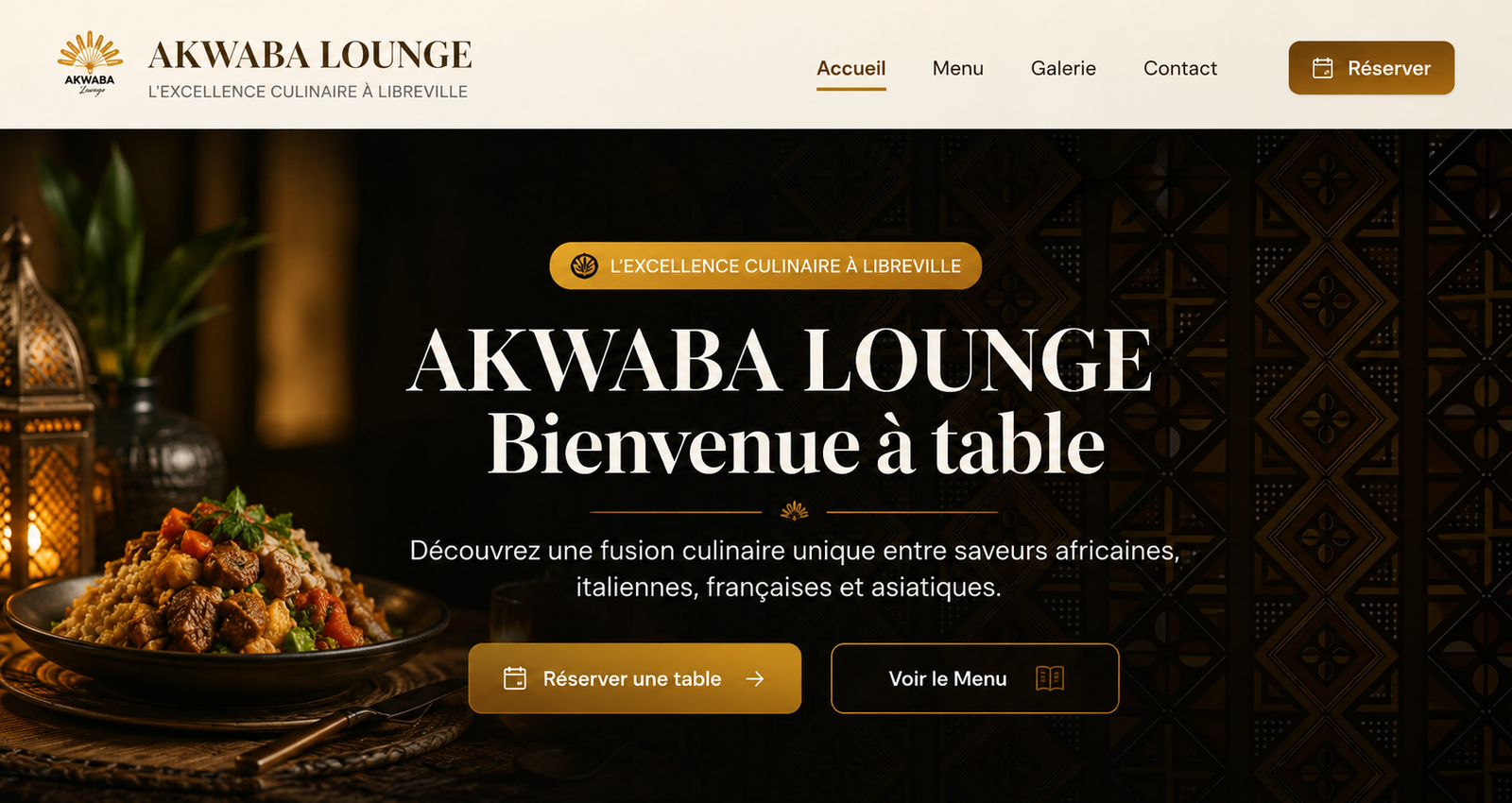 Screenshot du site AKWABA LOUNGE montrant la page d'accueil avec logo (soleil doré), hero section avec plat cuisiné, texte "AKWABA LOUNGE - Bienvenue à table" en blanc, tagline "L'EXCELLENCE CULINAIRE À LIBREVILLE", et boutons "Réserver une table" et "Voir le Menu"