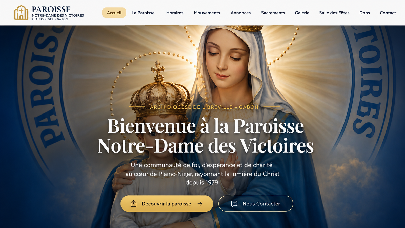 Screenshot du site PAROISSE NOTRE DAME DES VICTOIRES montrant la page d'accueil avec logo (église dorée), hero section avec image religieuse (Vierge Marie avec couronne dorée), texte "Bienvenue à la Paroisse Notre-Dame des Victoires" en blanc, tagline "Une communauté de foi, d'espérance et de charité au cœur de Plainc-Niger", et boutons "Découvrir la paroisse" et "Nous Contacter"