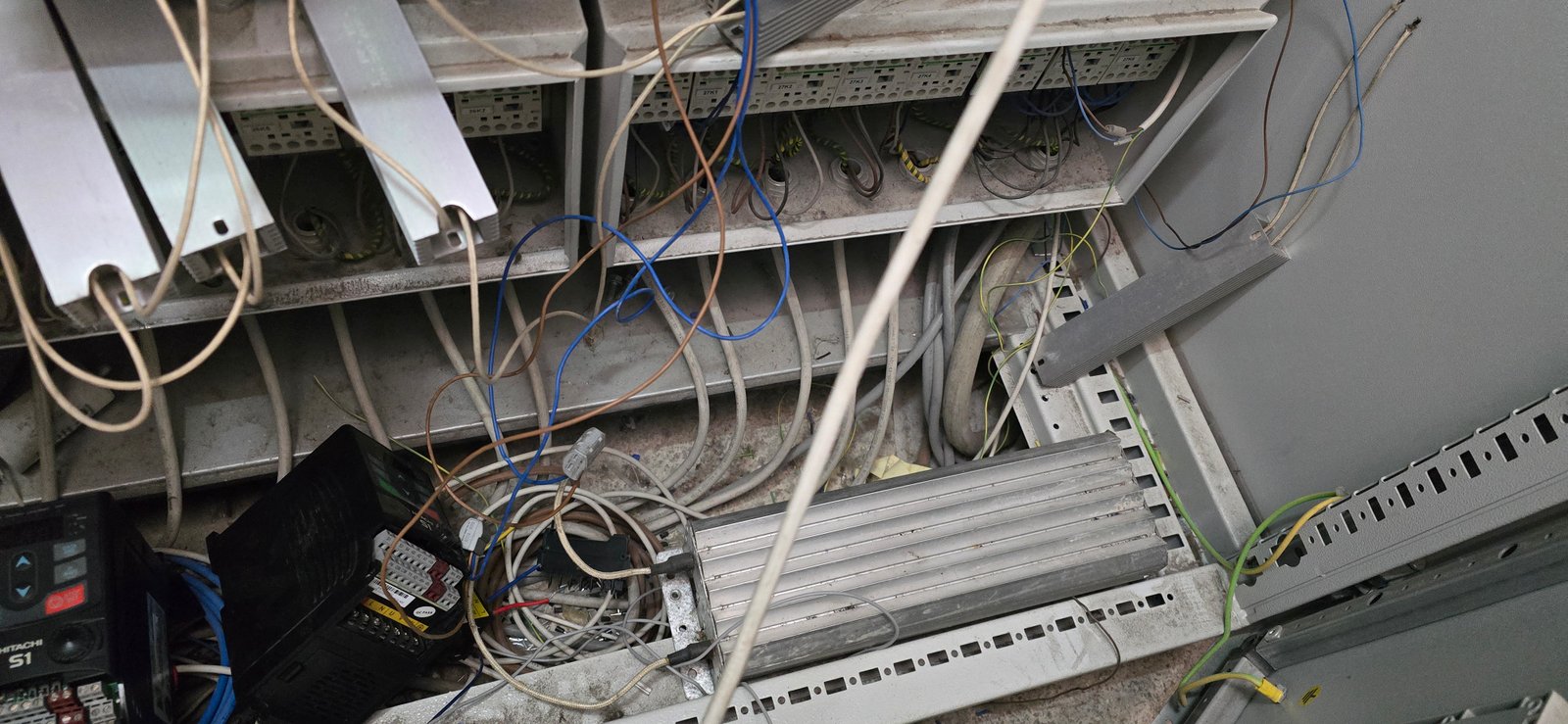 Sol sale et endommagé avant l'intervention