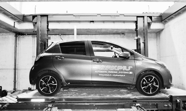 Coche en una plataforma elevadora en un sistema de aparcamiento automático PARKPIÙ
