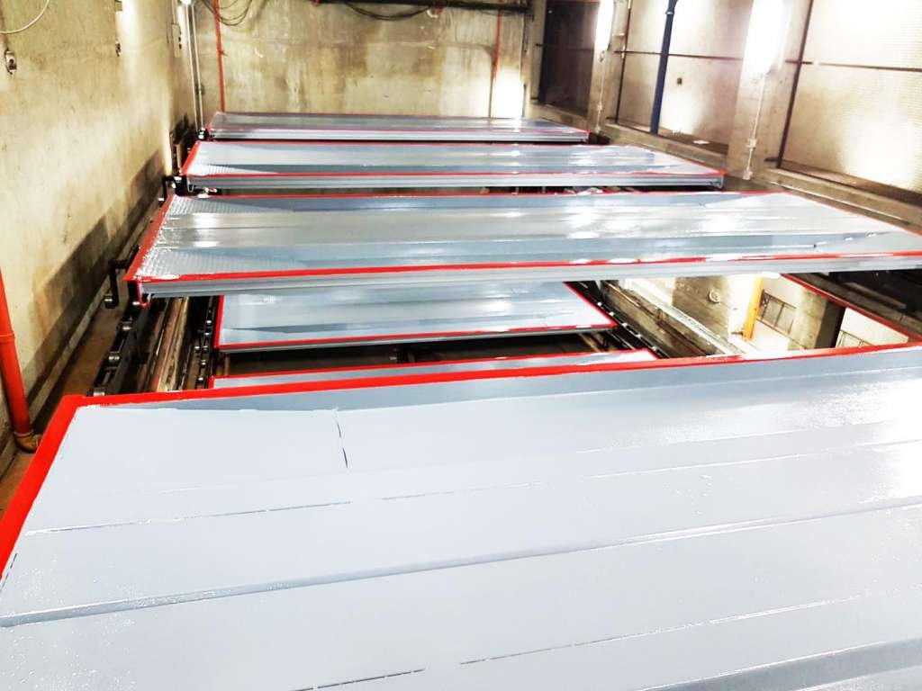 Intérieur du parking automatique après rénovation - composants mécaniques rénovés et systèmes de transmission propres