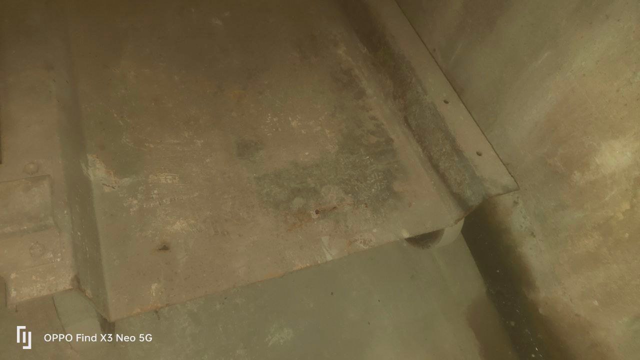 Plateformes de parking automatisé rouillées avec bords jaunes, plateformes sales et oxydées